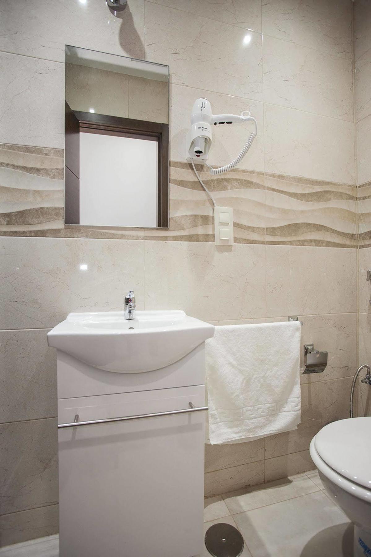 Hostal Rincon De Sol - Centro Madrid - Self Checkin Bagian luar foto